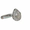 Bague Art Déco en or blanc et diamants en forme de poire