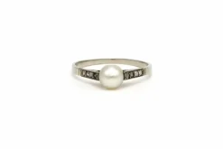 Bague Art Déco en or blanc 18 carats sertie d'une perle et de diamants "taille" rose