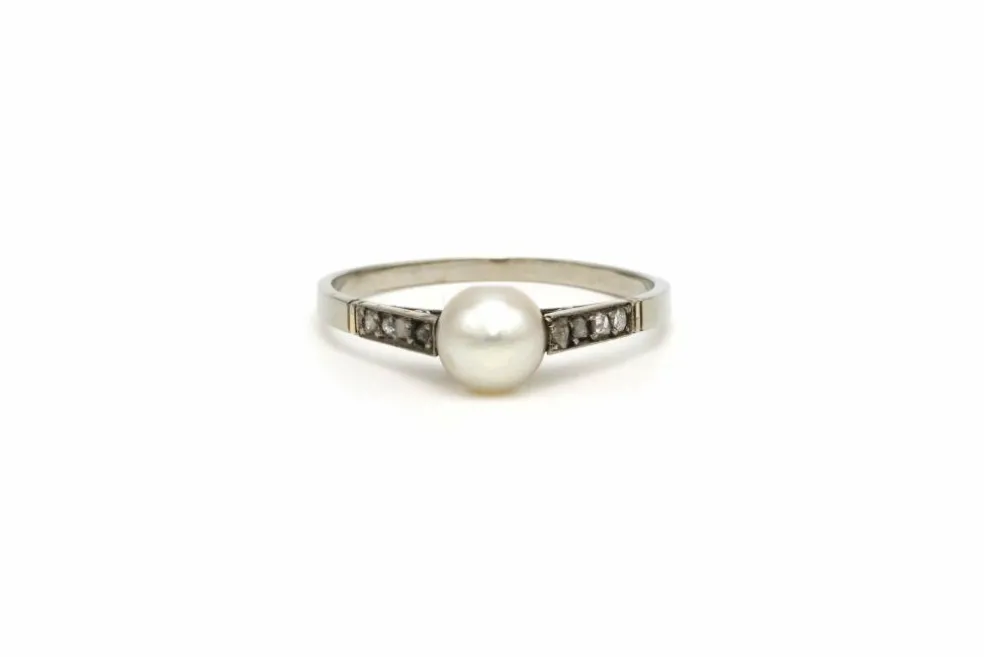 Bague Art Déco en or blanc 18 carats sertie d'une perle et de diamants "taille" rose