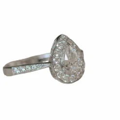 Bague Art Déco en or blanc et diamants en forme de poire