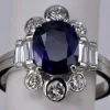 Bague Art Déco en or blanc avec saphir bleu et diamants