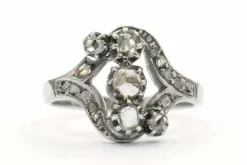 Bague Art Déco en or blanc 18 carats et argent sertie de diamants