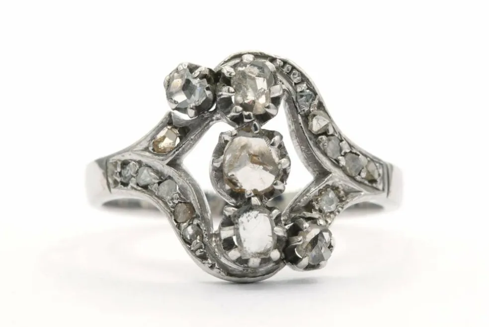 Bague Art Déco en or blanc 18 carats et argent sertie de diamants