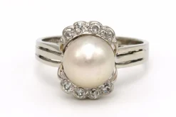 Bague Art Déco en or blanc 18 carats sertie d'une perle fine et de diamants