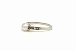 Bague Art Déco en or blanc 18 carats sertie d'une perle et de diamants "taille" rose