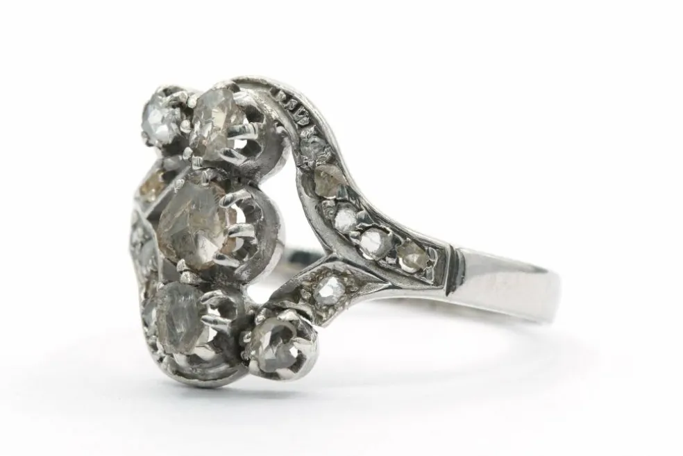 Bague Art Déco en or blanc 18 carats et argent sertie de diamants