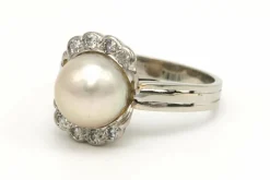 Bague Art Déco en or blanc 18 carats sertie d'une perle fine et de diamants