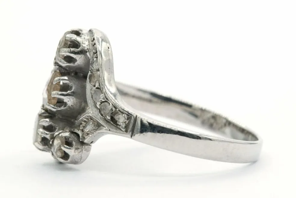 Bague Art Déco en or blanc 18 carats et argent sertie de diamants