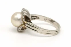 Bague Art Déco en or blanc 18 carats sertie d'une perle fine et de diamants