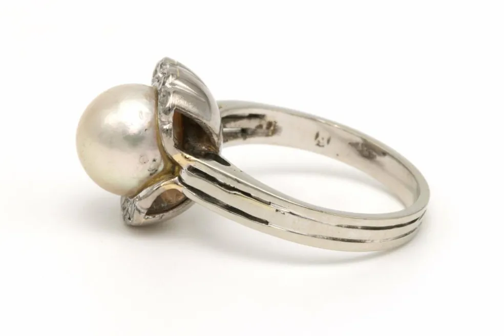 Bague Art Déco en or blanc 18 carats sertie d'une perle fine et de diamants