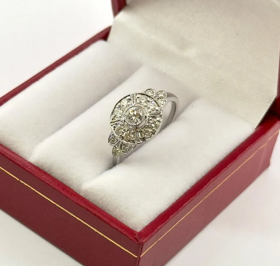 Bague art déco en or blanc et diamants
