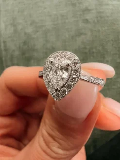 Bague Art Déco en or blanc et diamants en forme de poire