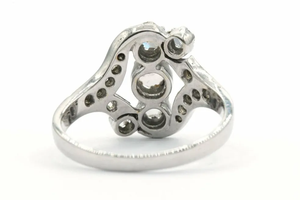 Bague Art Déco en or blanc 18 carats et argent sertie de diamants