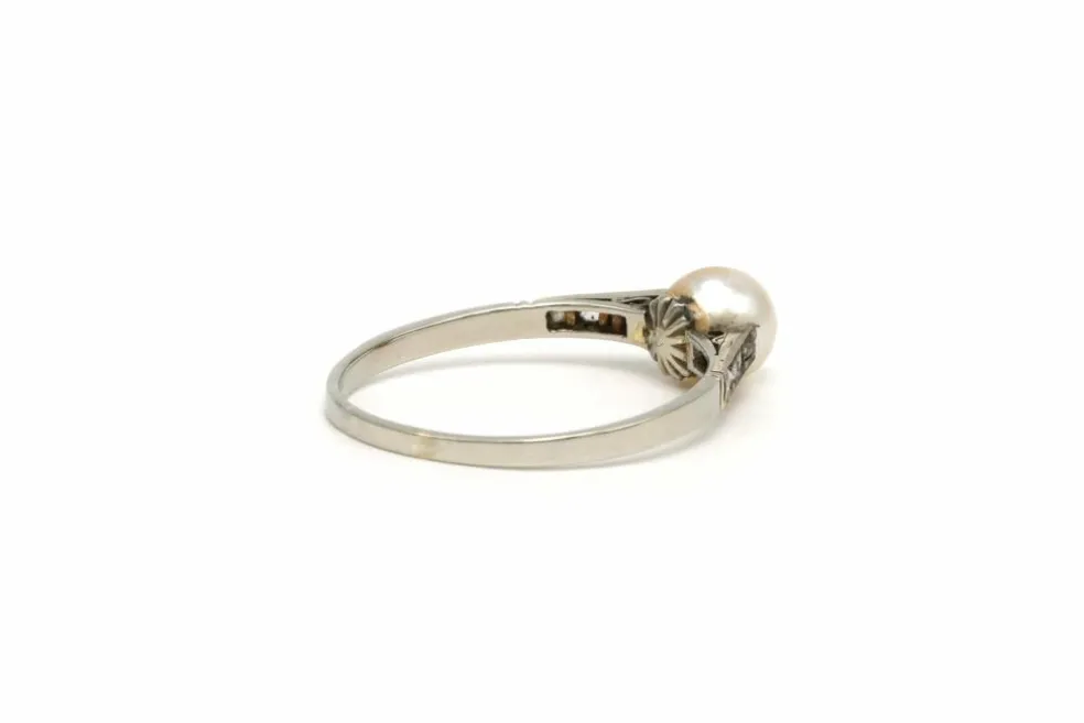 Bague Art Déco en or blanc 18 carats sertie d'une perle et de diamants "taille" rose