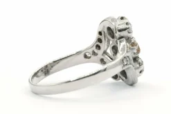 Bague Art Déco en or blanc 18 carats et argent sertie de diamants