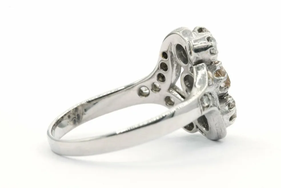 Bague Art Déco en or blanc 18 carats et argent sertie de diamants