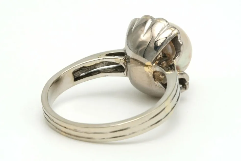 Bague Art Déco en or blanc 18 carats sertie d'une perle fine et de diamants