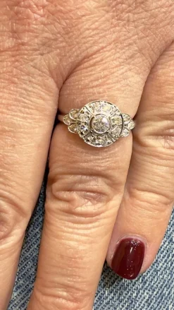 Bague art déco en or blanc et diamants