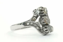 Bague Art Déco en or blanc 18 carats et argent sertie de diamants