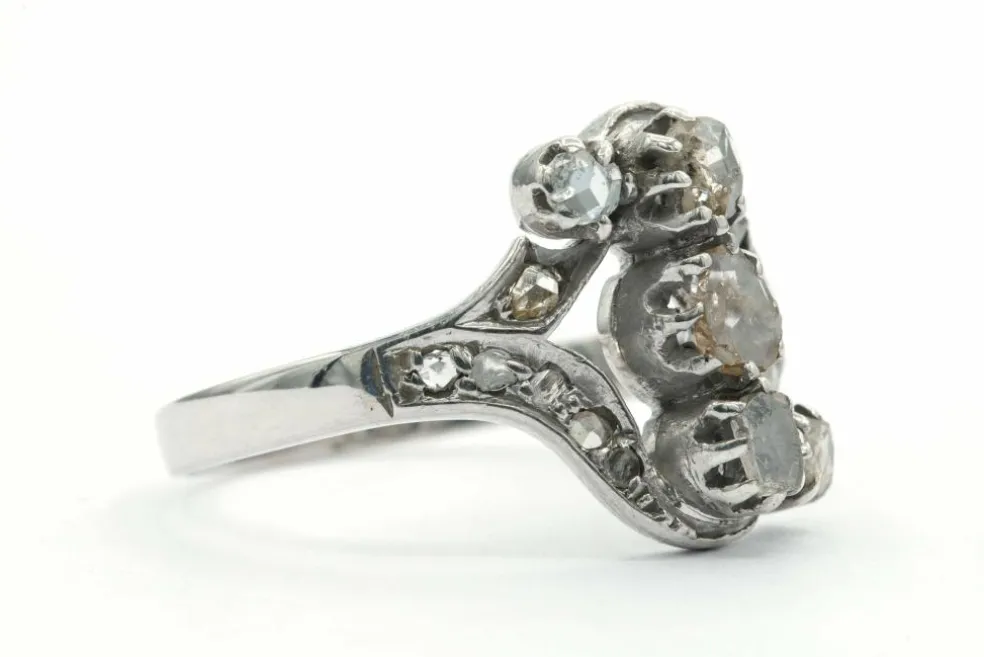Bague Art Déco en or blanc 18 carats et argent sertie de diamants