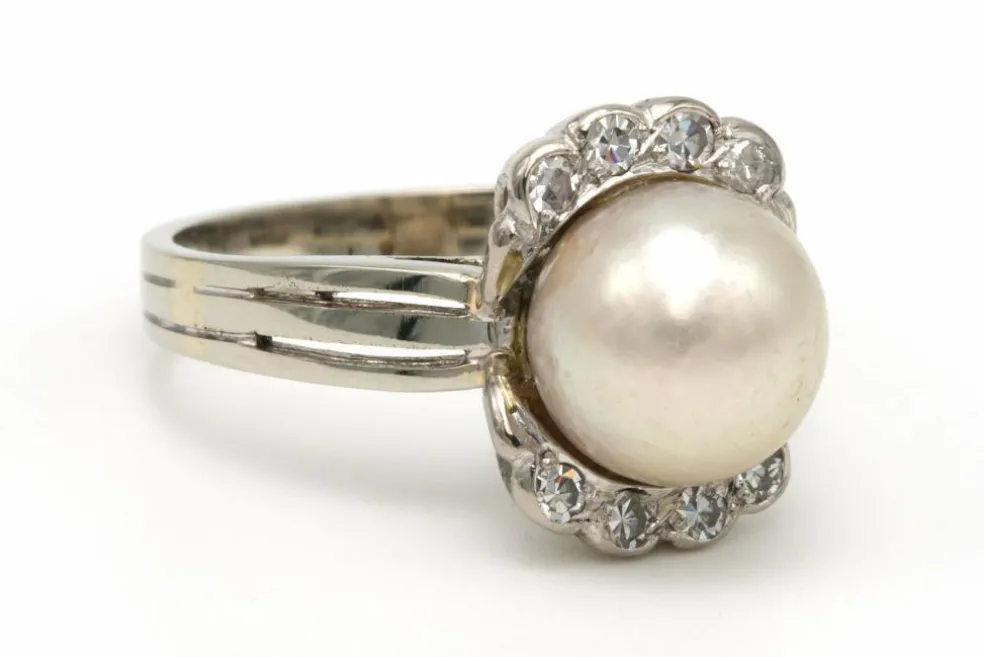 Bague Art Déco en or blanc 18 carats sertie d'une perle fine et de diamants