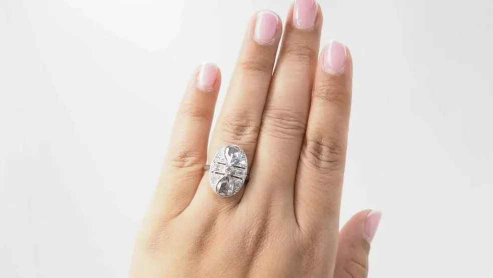 Bague art déco en or blanc et diamants