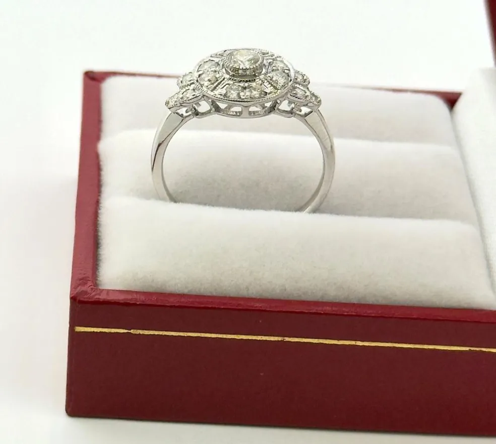 Bague art déco en or blanc et diamants