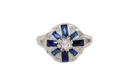 Bague Art Déco en or gris, saphirs baguettes et diamants