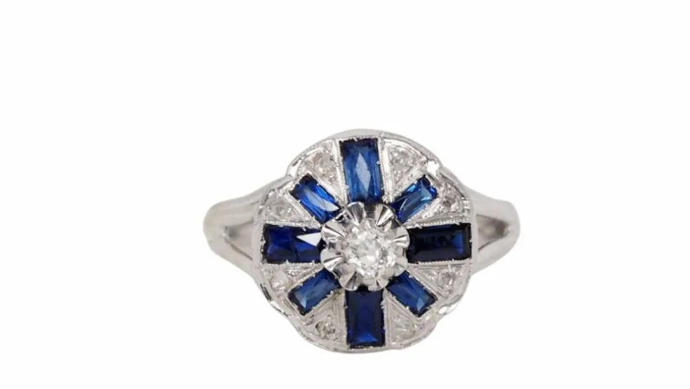 Bague Art Déco en or gris, saphirs baguettes et diamants