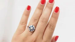 Bague Art Déco en or gris, saphirs baguettes et diamants