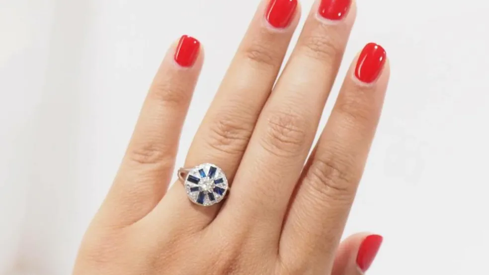 Bague Art Déco en or gris, saphirs baguettes et diamants
