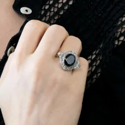 Bague Art déco en or gris, saphir synthétique et diamants