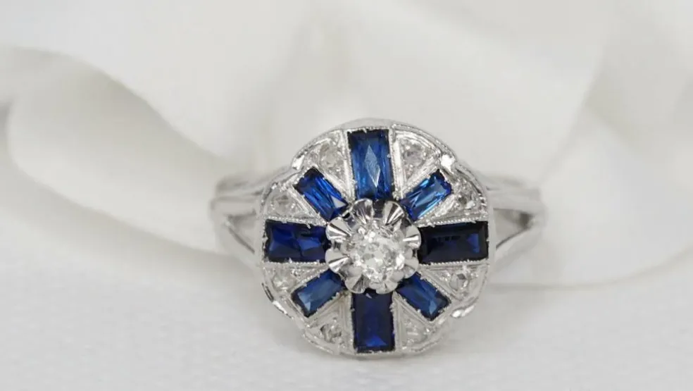 Bague Art Déco en or gris, saphirs baguettes et diamants