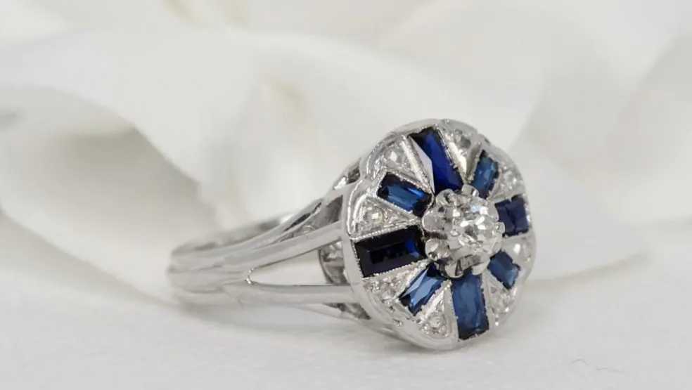 Bague Art Déco en or gris, saphirs baguettes et diamants