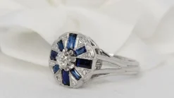 Bague Art Déco en or gris, saphirs baguettes et diamants