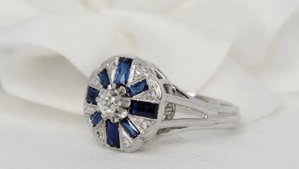 Bague Art Déco en or gris, saphirs baguettes et diamants