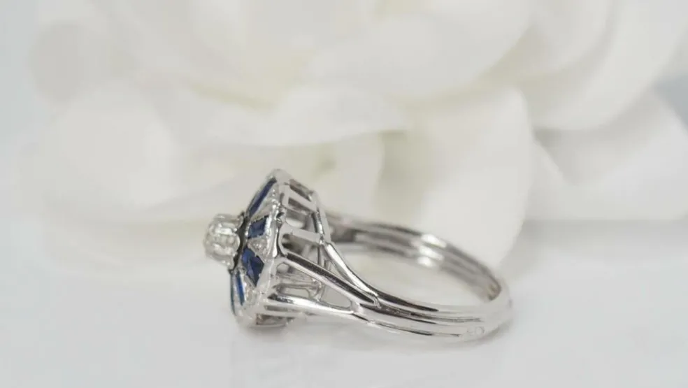 Bague Art Déco en or gris, saphirs baguettes et diamants