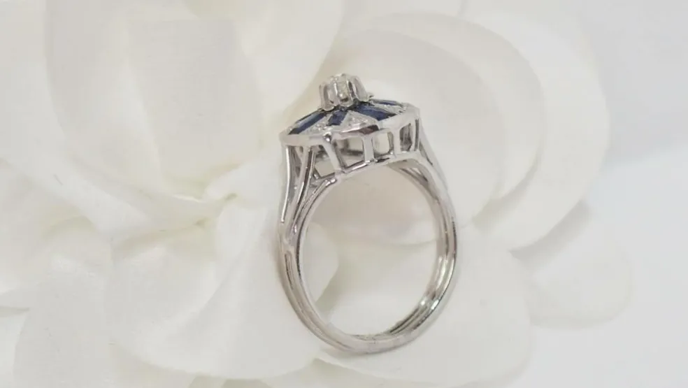 Bague Art Déco en or gris, saphirs baguettes et diamants