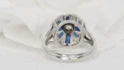 Bague Art Déco en or gris, saphirs baguettes et diamants