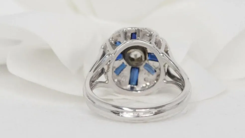 Bague Art Déco en or gris, saphirs baguettes et diamants
