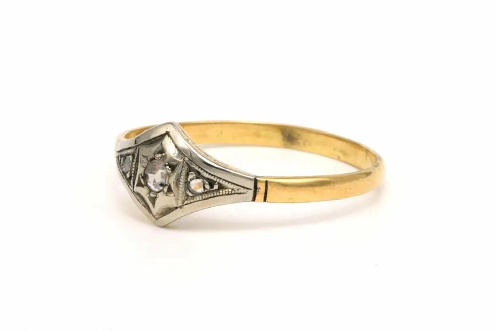 Bague Art Déco en or jaune et blanc 18 carats sertie de diamants