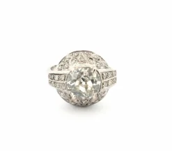 Bague Art Déco en platine avec diamant central et diamants environnants