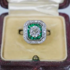Bague Art déco en platine, diamants et émeraudes
