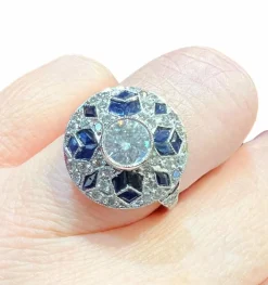 Bague Art Déco, en platine sertie de diamants et de saphirs