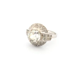 Bague Art Déco en platine avec diamant central et diamants environnants