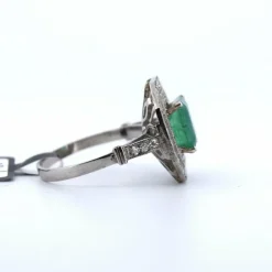 Bague Art Déco en platine avec émeraude