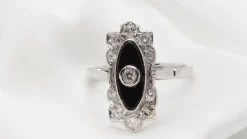Bague Art Déco en platine, onyx et diamants