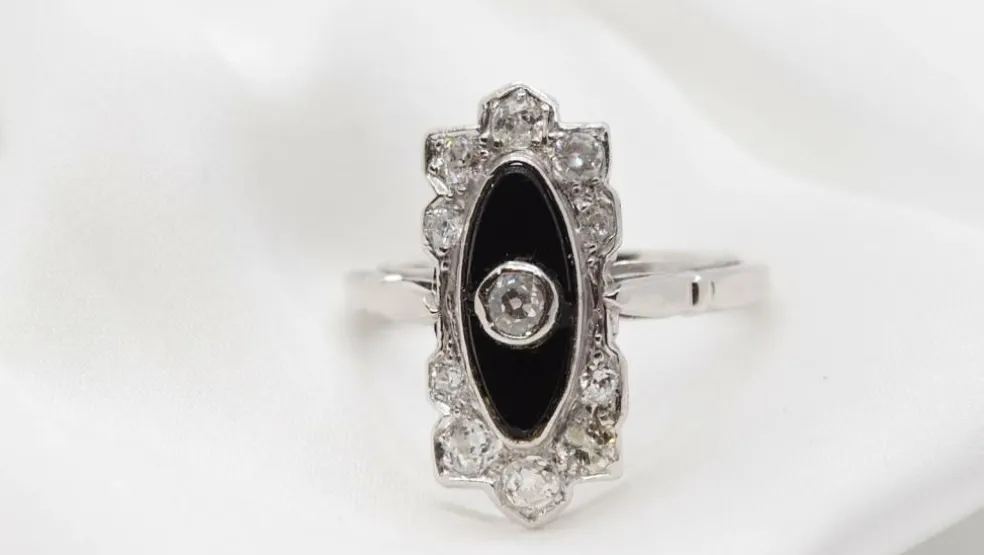 Bague Art Déco en platine, onyx et diamants