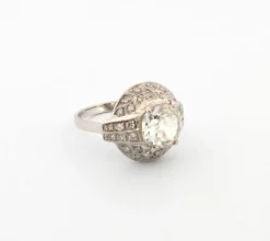 Bague Art Déco en platine avec diamant central et diamants environnants