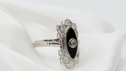 Bague Art Déco en platine, onyx et diamants